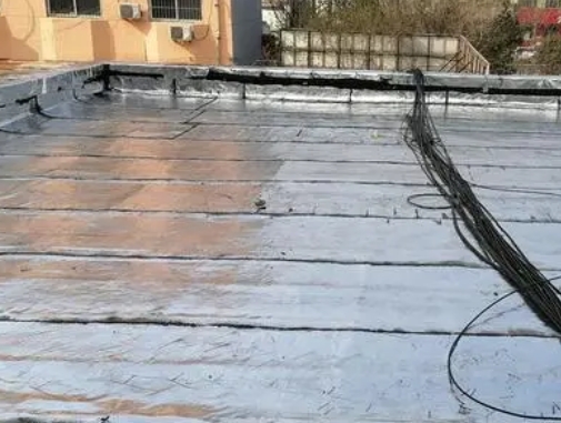 普洱卫生间漏水维修公司分享下普洱屋面楼顶防水刚性防水层施工要点。